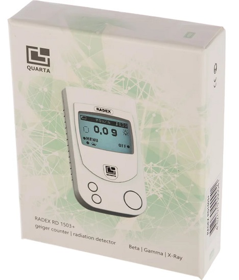 Бытовой дозиметр РД1503+ в процессе определения излучения от удобрений