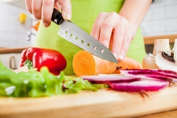 Простая обработка овощей и фруктов перед употреблением в пищу позволяет заметно сократить уровень содержания в них нитратов