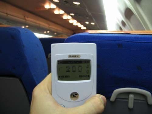 Уровень радиации в салоне самолета на высоте 10 000 метров превышает естественный в 10 раз. 