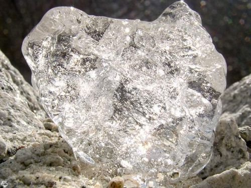 После ядерной обработки этот кусок алмаза будет стоить миллионы долларов, благодаря абсолютно прозрачности и необычному сиянию.