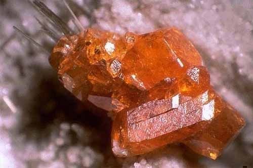 Многие кристаллы обладают высоким естественным уровнем радиоактивности, поэтому их нельзя использовать в ювелирных изделиях.