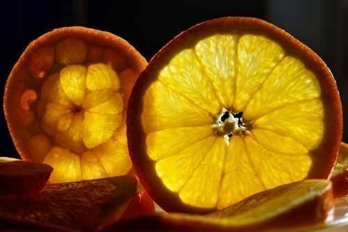 Слева: долька плода мутировавшего апельсина, подвергшегося радиационному воздействию.