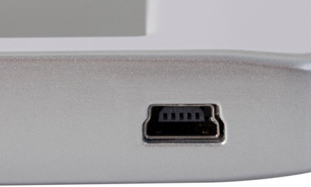 Зарядка аккумулятора производится через USB гнездо (кликните для увеличения)